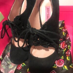 Ladies RARE Betsey Johnson kitten heel booties size 8.5